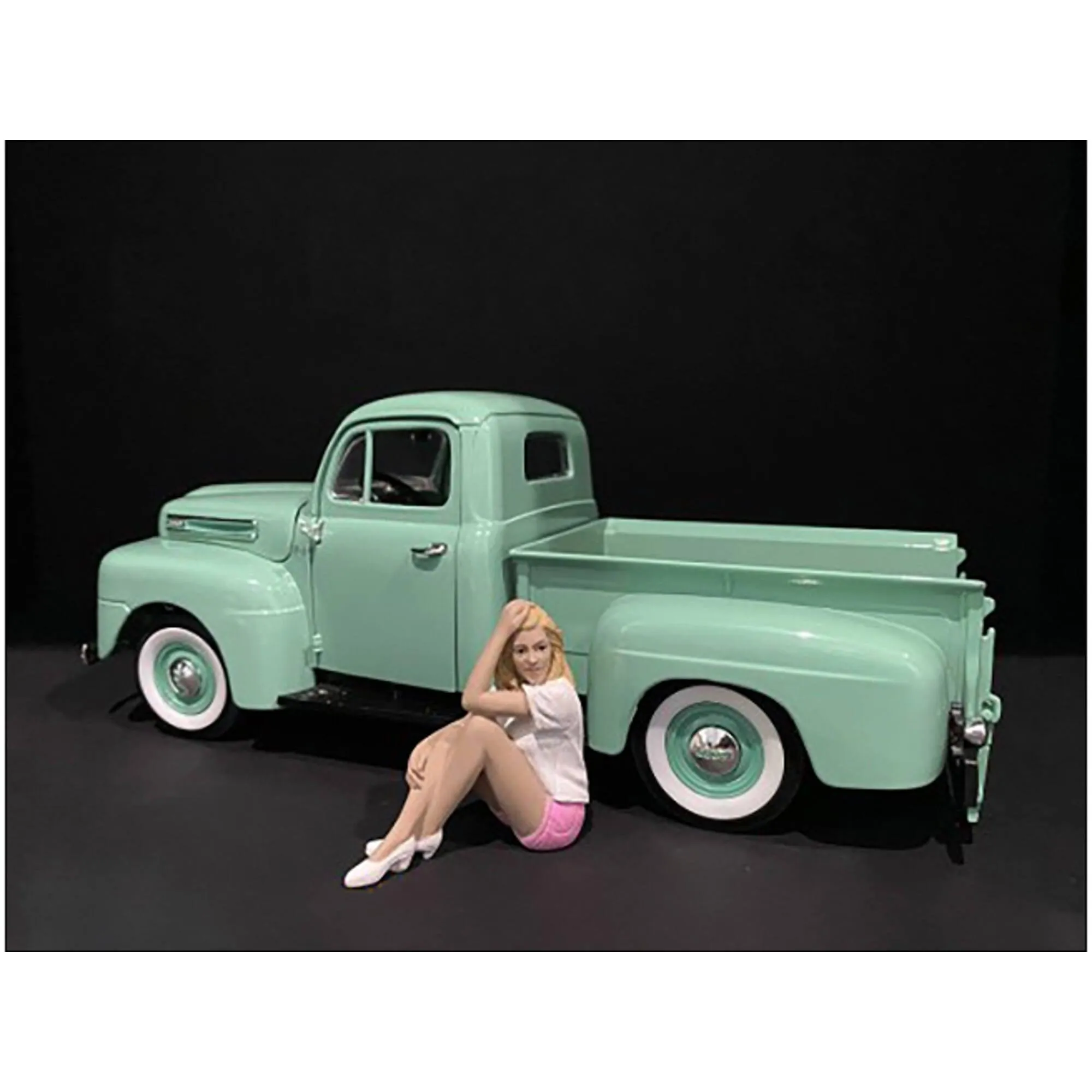 American Diorama Figurine - Car Girl in Tee Madee Polyresin for 1/24 Scale Models